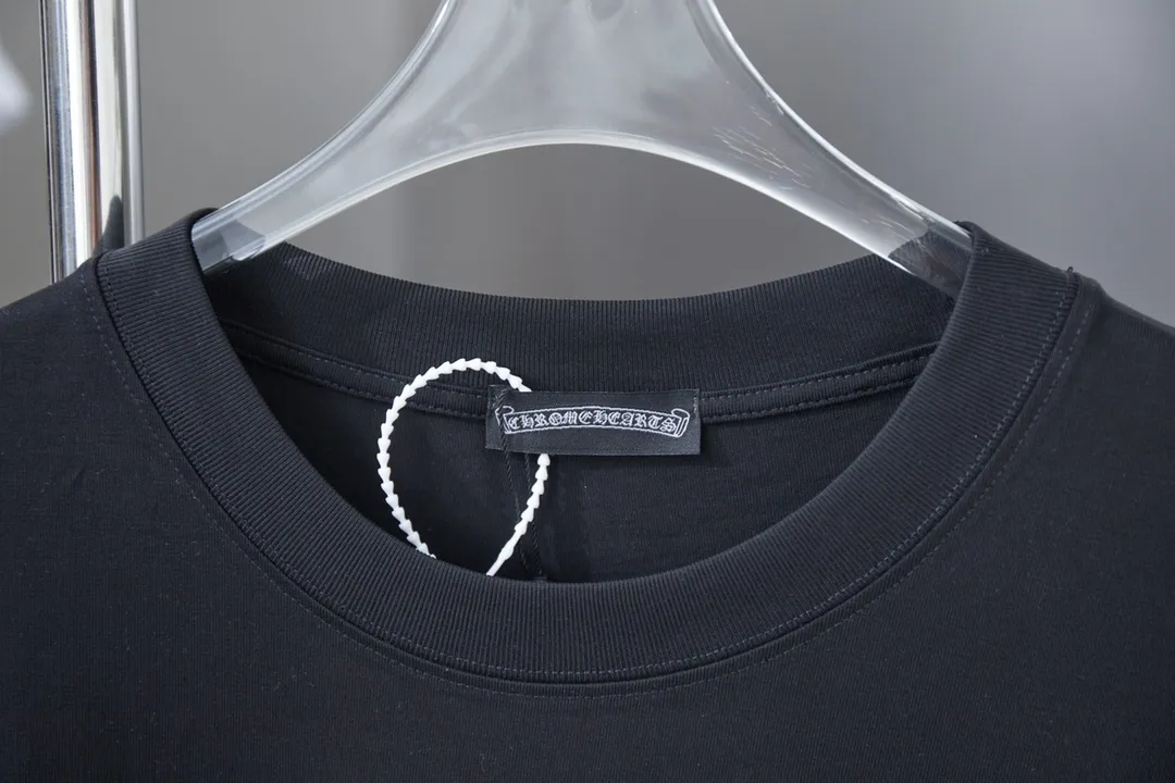 🅿️200 Chrome Hearte 25SS early spring new model, printed hot diamond short sleeves, light luxury, a must-have item for daily commuting for men and women, correct version, welcome to compare, detailed features · 280 grams of 100% pure cotton double yarn jersey fabric · Special thickened 32 pieces of double-strand 1X1 thread in the same vat · Environmentally friendly screen hand printing ➕ Imported Australian matte pearl diamond ➕ Three-dimensional wow glue high temperature hot pressing · Double-needle sewing and cross-seam technology · Original main mark, washed tag, branded moisture-proof paper packaging Color: black/white/grey Size: S/M/L/XL
